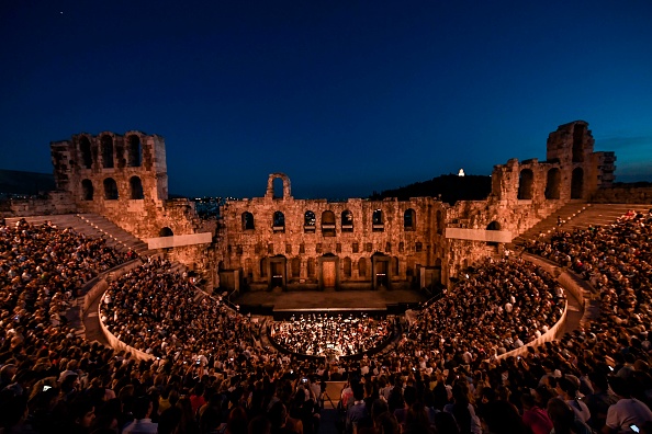 -Illustration- Les gens attendent dans le théâtre antique grec de l'Odéon d'Hérode Atticus. Ce soir la voix de la célèbre mezzo-soprano Anita Rachvelishvili s'élèvera au milieu des colonnes antiques. Photo par ARIS MESSINIS / AFP via Getty Images.