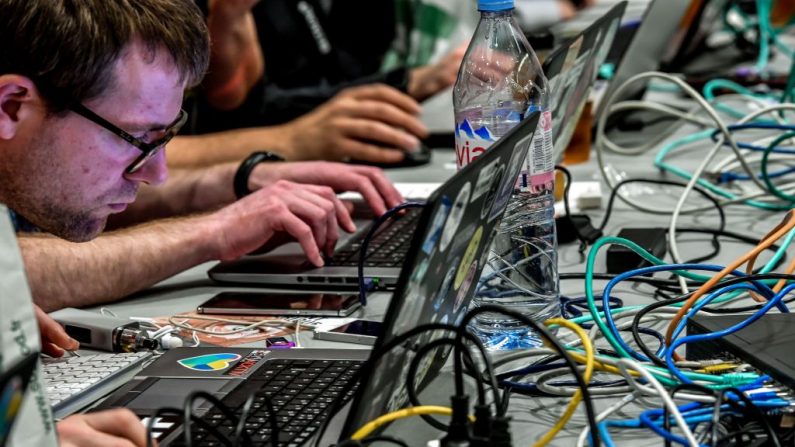 Les personnes travaillant sur les ordinateurs lors du 10e Forum international sur la cybersécurité à Lille le 23 janvier 2018. (PHILIPPE HUGUEN/AFP/Getty Images) 