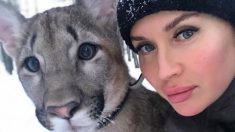 Une Russe garde un énorme puma comme animal de compagnie avec son petit chien