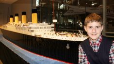 Rencontrez l’adolescent autiste qui a construit la plus grande réplique au monde du Titanic en LEGO, en 11 mois