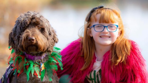 Une école fait une surprise à une élève de 7 ans en incluant une photo de son chien d’assistance dans l’album de l’école