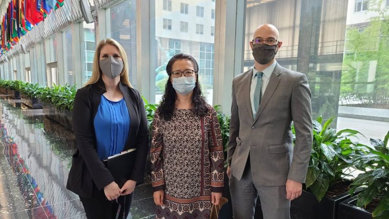 Zhang Yuhua (au centre) avec les attachés aux affaires étrangères du département d'État Tina Mufford (à gauche) et Michael J. Cocciolone le 20 juillet 2020, marquant le 21e anniversaire de la persécution du Falun Gong en Chine. (Tous droits réservés) 