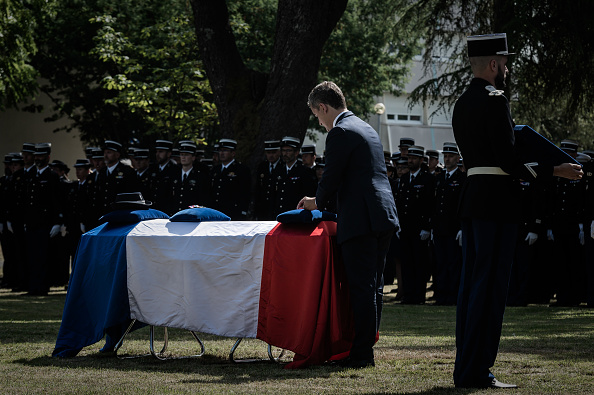 Le nouveau ministre de l’Intérieur Gérald Darmanin remet la Légion d’honneur à titre posthume à Mélanie Lemée pendant une cérémonie militaire à Mérignac le 9 juillet. Crédit : PHILIPPE LOPEZ/AFP via Getty Images.PHILIPPE LOPEZ/AFP via Getty Images.