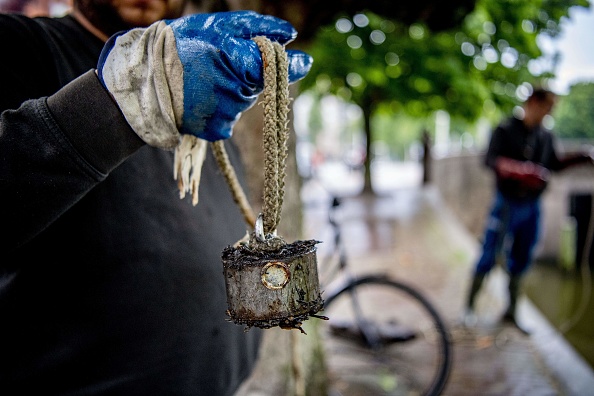 Un aimant utilisé pour récupérer la ferraille dans les cours d’eau. Photo d’illustration. Crédit : ROBIN UTRECHT/AFP via Getty Images. 