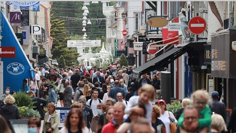 Des passants dans une rue au Touquet (Pas-de-Calais) le 27 juin 2020. (Ludovic MARIN / AFP) (Photo by LUDOVIC MARIN/AFP via Getty Images)