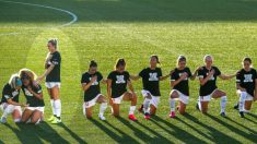 Une joueuse de football féminine explique pourquoi elle est restée debout lors de l’hymne alors que ses coéquipières s’agenouillaient