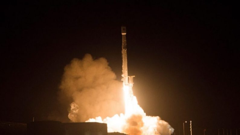 La fusée SpaceX Falcon 9 est lancée depuis le Space Launch Complex 4 de la base aérienne de Vandenberg à Lompoc, en Californie, le 22 décembre 2017. (Robyn Beck/AFP/Getty Images) SpaceX a décollé d'une fusée Falcon 9 réutilisée transportant 10 satellites en orbite, son quatrième lancement en vue d'une mise à niveau de 3 milliards de dollars du réseau mobile, voix et données de la société Iridium basée en Virginie. / AFP PHOTO / Robyn Beck (Crédit photo : ROBYN BECK/AFP/Getty Images) 