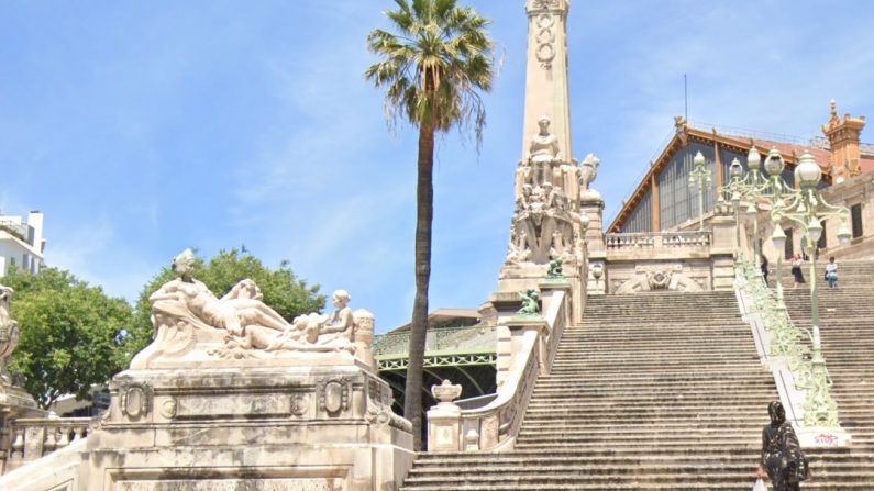 Une des deux statues de la gare Saint-Charles à Marseille avant sa dégradation (Capture d'écran/Google Maps)