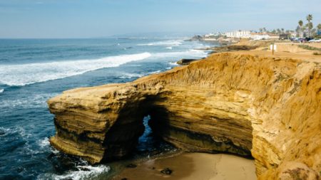 Deux adolescents secourent deux jeunes filles qui se noyaient dans l’océan au pied des falaises de San Diego