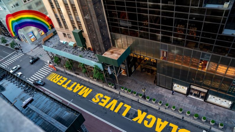 La fresque « Black Lives Matter » a été peinte sur la 5e Avenue à New York, le 13 juillet 2020. (David Dee Delgado/Getty Images)
