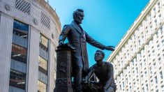 Boston va enlever la statue représentant le président américain Abraham Lincoln rendant sa liberté à un esclave