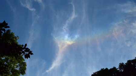 Japon : des habitants s’émerveillent devant un «arc-en-ciel de feu»