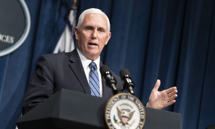 Le vice-président Mike Pence s'exprime après avoir dirigé un groupe de travail sur le coronavirus à la Maison-Blanche lors d'une réunion d'information au ministère de la Santé et des Services sociaux à Washington le 26 juin 2020. (Joshua Roberts/Getty Images)