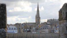 Saint-Malo : un crieur de rue rappelle le port du masque obligatoire dans les rues de l’intra-muros