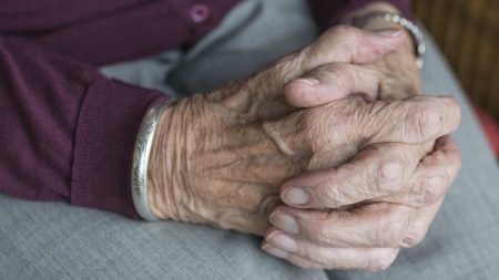 Pas-de-Calais : une retraitée de 73 ans violée en pleine rue alors qu’elle promenait son chien