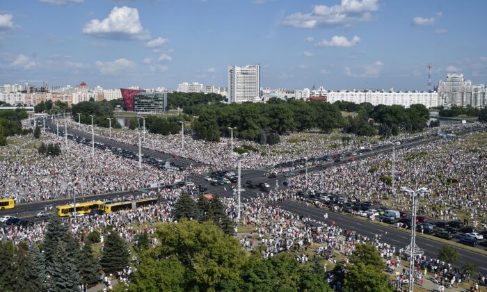 Des partisans de l'opposition biélorusse participent à un rassemblement dans le centre de Minsk le 16 août 2020. L'homme fort biélorusse, qui dirige son pays ex-soviétique d'une main de fer depuis 1994, est soumis à une pression croissante de la rue et de l'étranger en raison de sa prétention à avoir remporté sa réélection le 9 août, avec 80 % des voix. (Sergie Gapon/AFP via Getty Images)