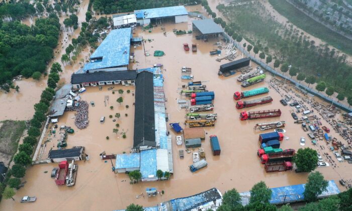 Le 7 juillet 2020, des bâtiments et des véhicules inondés par de fortes pluies ont provoqué des inondations dans le comté de Shexian, dans la ville de Huangshan, dans la province de l'Anhui, à l'est de la Chine. (STR/AFP via Getty Images)