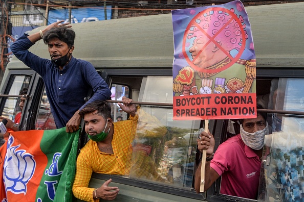 Des militants indiens du Bharatiya Janata Party (BJP) participent à une manifestation contre la Chine à Siliguri, dans l’État du Bengale-Occidental, après des affrontements entre les armées indiennes et chinoises dans la région du Ladakh, au niveau de la frontière himalayenne, dans la nuit du 15 au 16 juin 2020. Une vingtaine de soldats indiens ont perdu la vie dans l’affrontement. Crédit : DIPTENDU DUTTA/AFP via Getty Images. 