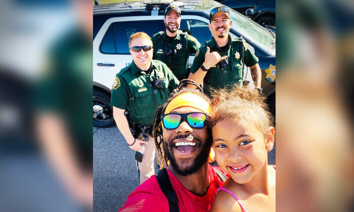 Donnell, sa fille Luna et trois officiers du shérif (avec l'aimable autorisation de Donnell Goss)