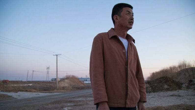 Wang Jianjun se tient devant sa ferme laitière alors qu'il s'inquiète au sujet du marché de Hulunbuir, en Mongolie intérieure, en Chine, le 1er mai 2019. (Betsy Joles/ Getty Images)