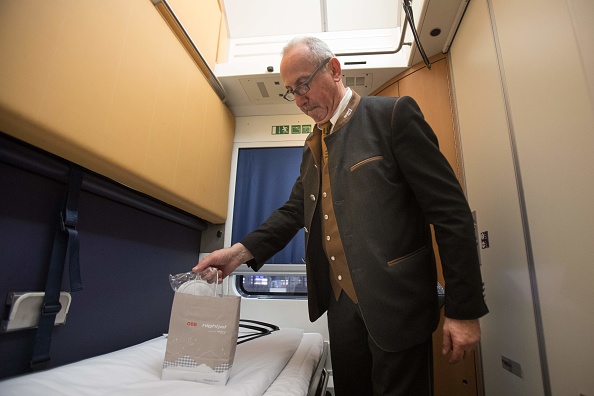 -Le chef de train de nuit Helmut Artner prépare un compartiment de couchage dans la voiture-lits du train Nighjet de Vienne à Berlin, à la gare principale de Vienne le 27 février 2019. - Photo par ALEX HALADA / AFP via Getty Images.