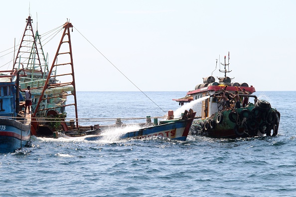 -Illustration- Les autorités indonésiennes coulent un bateau de pêche vietnamien sur l'île de Datuk, dans le Kalimantan occidental, le 4 mai 2019. Photo de LOUIS ANDERSON / AFP via Getty Images.