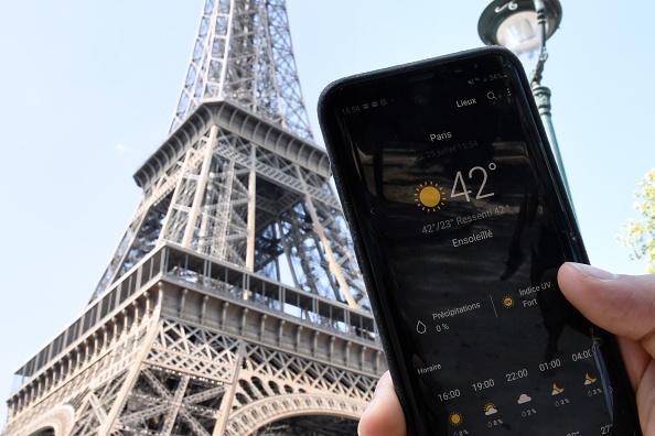  Une cellule de crise à Paris  rappelle les risques que courent les personnes vulnérables face à une canicule qui s'annonce historiquement longue.    (Photo : BERTRAND GUAY/AFP via Getty Images)