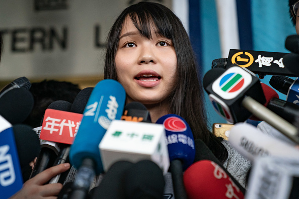 - Agnès Chow, militante pro-démocratie de Hong Kong, s'adresse aux membres des médias des tribunaux de première instance après avoir été arrêtée. Photo Anthony Kwan/Getty Images.