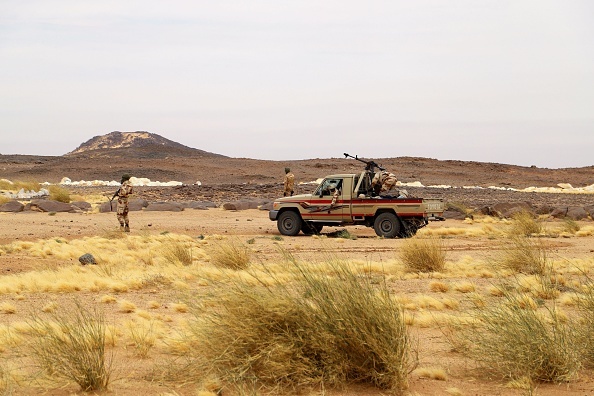 Patrouille de soldats nigériens dans le désert d'Iferouane, au Niger, en février 2020. (Photo SOULEYMANE AG ANARA/AFP via Getty Images)