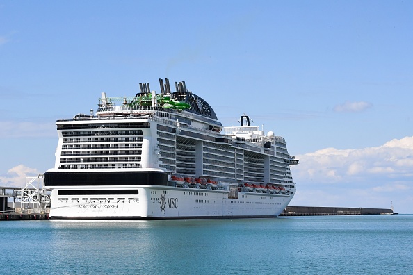 -Le navire de croisière MSC Grandiosa amarré au port de Civitavecchia, à environ 70 km au nord-ouest de Rome, reprend la mer dès aujourd’hui. Photo de Andreas SOLARO / AFP via Getty Images.