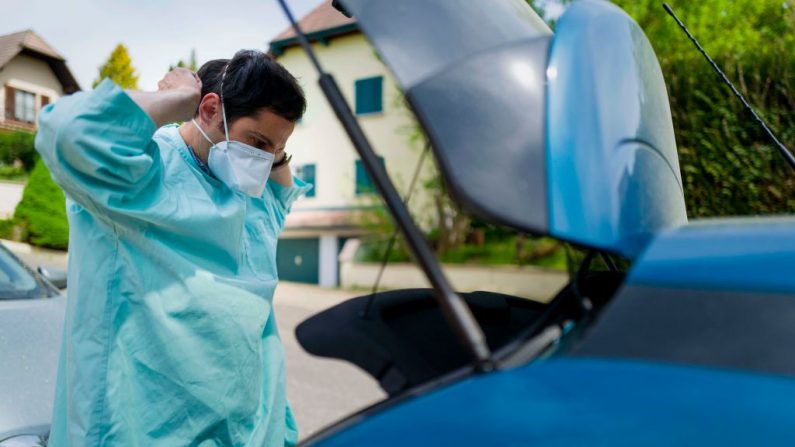 Un médecin s'équipe avant une consultation à domicile, le 21 avril 2020, dans l'est de la France. (Crédit photo SEBASTIEN BOZON/AFP via Getty Images)