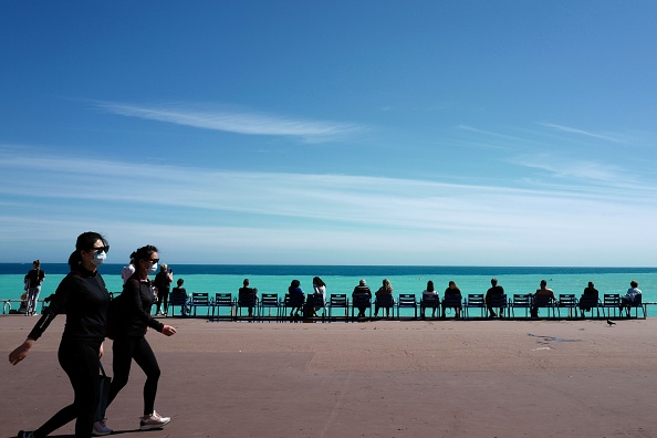 À Nice depuis le 3 août, le port du masque en extérieur est obligatoire sous peine d'amende de 10h00 à 01h00 du matin dans un grand périmètre délimité du centre-ville au bord de mer. (Photo : VALERY HACHE/AFP via Getty Images)