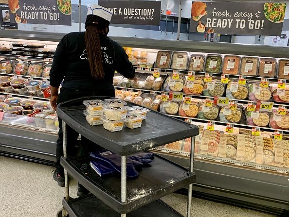 -Une femme stocke des étagères d’aliments transformés dans un supermarché le 17 juin 2020. Photo par Eva HAMBACH / AFP via Getty Images.