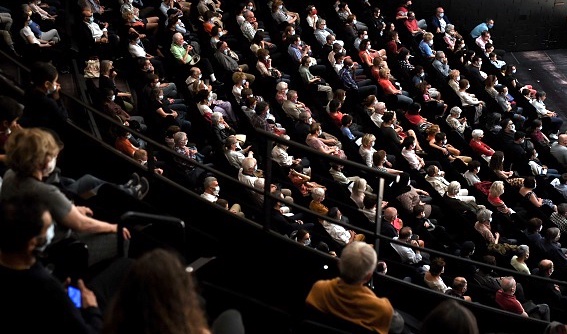 À partir du 15 août, les rassemblements culturels (spectacles, concerts, etc.) de plus de 5 000 personnes pourront être autorisés par les préfets. (Photo : ALAIN JOCARD/AFP via Getty Images)