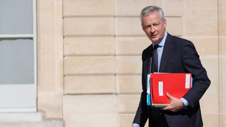 Virus du PCC : les aides au tourisme étendues à diverses professions, annonce Bruno Le Maire