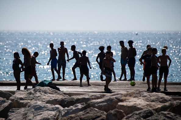 Bien des touristes ne portent pas le masque à Marseille malgré l'obligation en vigueur. (CLEMENT MAHOUDEAU/AFP via Getty Images)