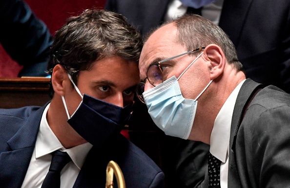 Le porte-parole du Gouvernement Gabriel Attal (g.) et le Premier ministre Jean Castex, lors d'une session de questions au Gouvernement le 28 juillet 2020 à l'Assemblée nationale. (Photo STEPHANE DE SAKUTIN / AFP) 