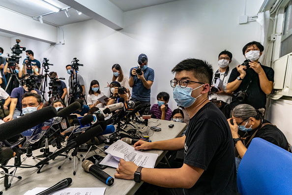 Le militant pro-démocratie Joshua Wong prend la parole lors d'une conférence de presse après avoir été disqualifié pour sa nomination au Conseil législatif le 31 juillet 2020 à Hong Kong. Douze personnalités pro-démocratie de premier plan ont reçu des lettres d'agents électoraux disant que leurs nominations au Conseil législatif avaient été invalides. (Photo :  Anthony Kwan/Getty Images)