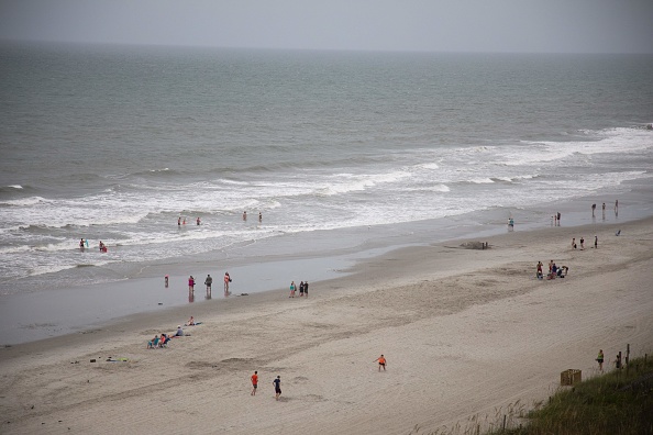 -La tempête tropicale Isaias devait regagner la force des ouragans lundi avant de percuter la côte est des États-Unis, apportant des ondes de tempête mortelles en Caroline du Nord et du Sud. Photo par Logan Cyrus / AFP via Getty Images.