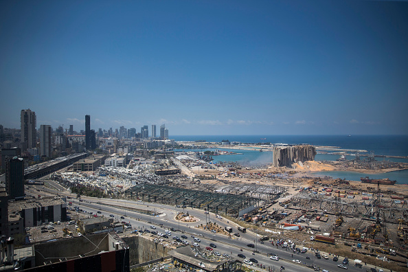 -Les bâtiments détruits sont visibles un jour après une explosion massive survenue dans le port le 5 août 2020 à Beyrouth, au Liban. Les responsables ont déclaré qu'un entrepôt au bord de l'eau stockant des matériaux explosifs, soit 2 700 tonnes de nitrate d'ammonium, était la cause de l'explosion. Photo par Daniel Carde / Getty Images.