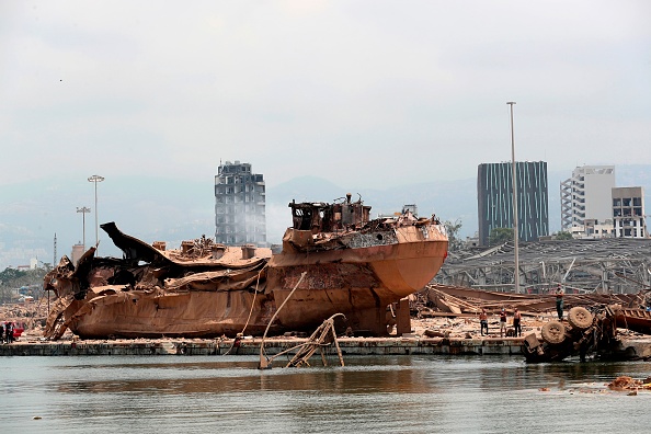 Illustration- L’épave d'un navire sur le site dévasté de l'explosion dans le port de Beyrouth le 6 août 2020, deux jours après qu'une explosion massive a dévasté la capitale libanaise, une catastrophe qui a laissé 300 000 personnes sans abri. Photo par Thibault Camus / POOL / AFP via Getty Images.