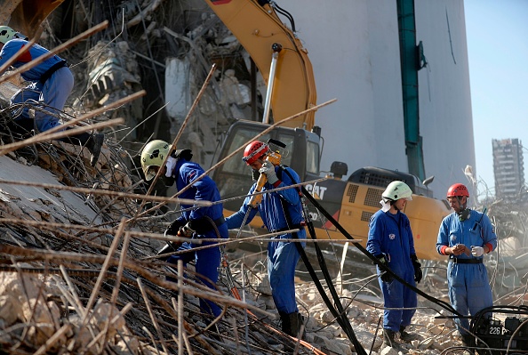 Des sauveteurs dans le port de Beyrouth trois jours après l'explosion qui a eu lieu le 4 août 2020. (Photo JOSEPH EID/AFP via Getty Images)