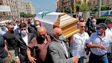 Les Libanais enterrent leurs morts et attendent un nouveau gouvernement