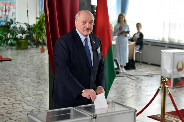 -Le président biélorusse Alexander Loukachenko dépose son bulletin de vote lors de l'élection présidentielle à Minsk le 9 août 2020. Photo de Sergei GAPON / POOL / AFP via Getty Images.