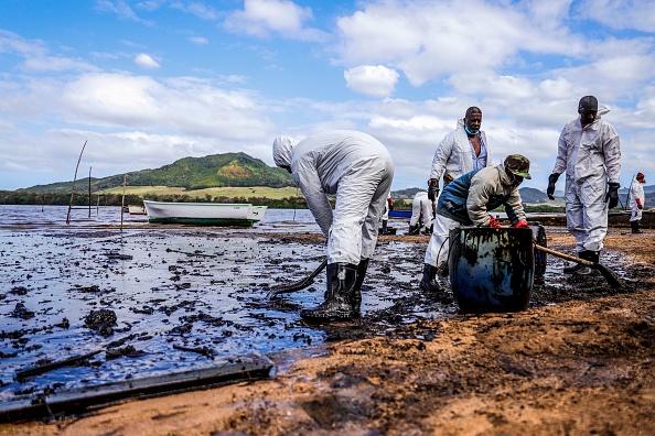 Les équipes d'intervention sur l'île Maurice étaient confrontées lundi 10 août 2020 à une course contre-la-montre pour empêcher une nouvelle fuite d'hydrocarbures dans ses eaux paradisiaques, le bateau échoué avec plus de 4 000 tonnes de carburant à bord menaçant de se briser. (Photo DAREN MAUREE/L'Express Maurice/AFP via Getty Images)