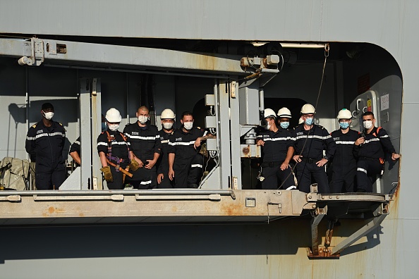 Le porte-hélicoptère Tonnerre, qui transporte quelque 700 militaires et plusieurs tonnes de fret, a appareillé du port de Toulon peu avant 19h30 (17H30 GMT) ce dimanche 9 août 2020. Il doit arriver au large du Liban jeudi 13, selon la Marine nationale. (Photo by CHRISTOPHE SIMON/AFP via Getty Images)