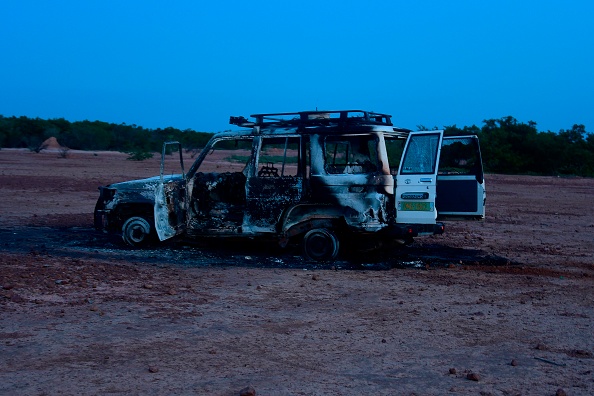 -L’épave de la voiture où six travailleurs humanitaires français, leur guide local et le chauffeur ont été tués par des hommes armés non identifiés à moto dans une région du sud-ouest du Niger, le 9 août 2020. Photo par BOUREIMA HAMA / AFP via Getty Images.