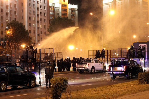 -La police anti-émeute utilise un canon à eau contre les manifestants après la clôture du scrutin lors de l'élection présidentielle en Biélorussie, à Minsk, le 9 août 2020. Photo de Siarhei LESKIEC / AFP via Getty Images.