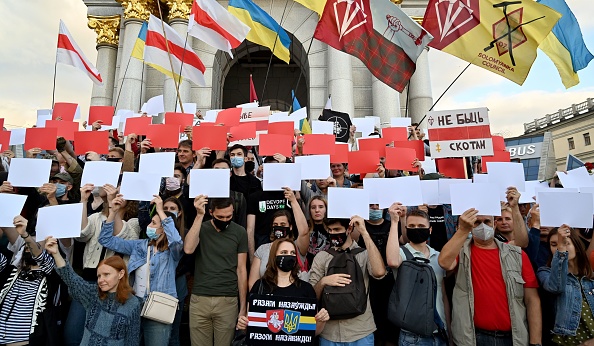 -Des militants ukrainiens et des membres de la diaspora biélorusse se rassemblent pour soutenir les Biélorusses sur la place de l'indépendance de Kiev le 12 août 2020. Photo de Sergei SUPINSKY / AFP via Getty Images.