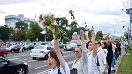 Bélarus: les chaînes humaines se multiplient dans Minsk contre la répression